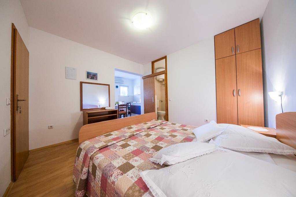 Garden Apartments Komiza Bagian luar foto