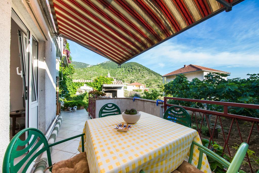 Garden Apartments Komiza Bagian luar foto