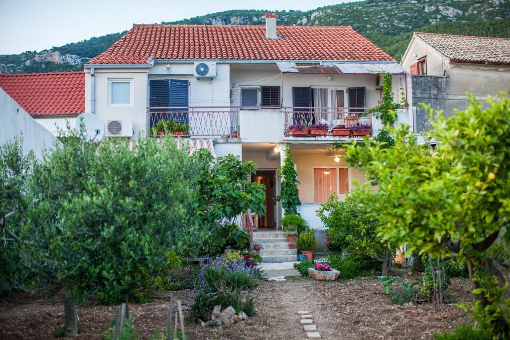 Garden Apartments Komiza Bagian luar foto