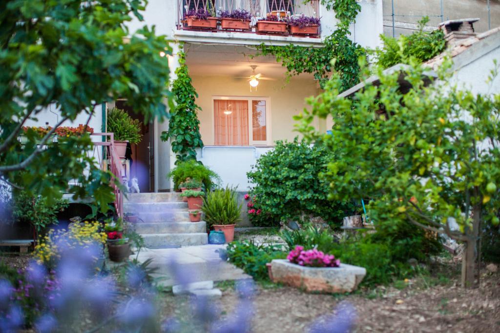 Garden Apartments Komiza Bagian luar foto