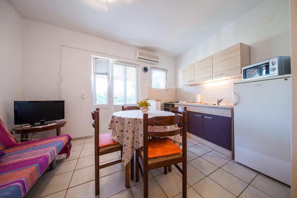 Garden Apartments Komiza Bagian luar foto